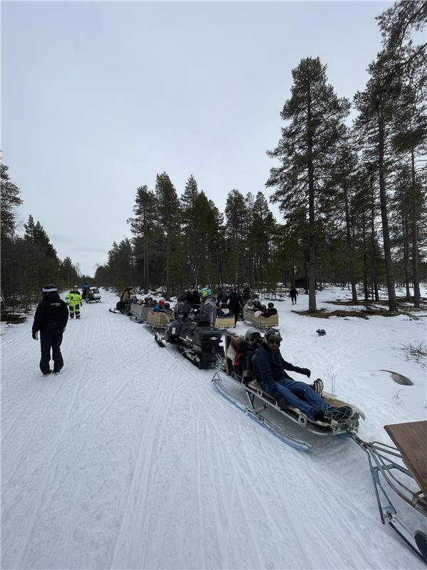 Snøscootertur - Klikk for stort bilde