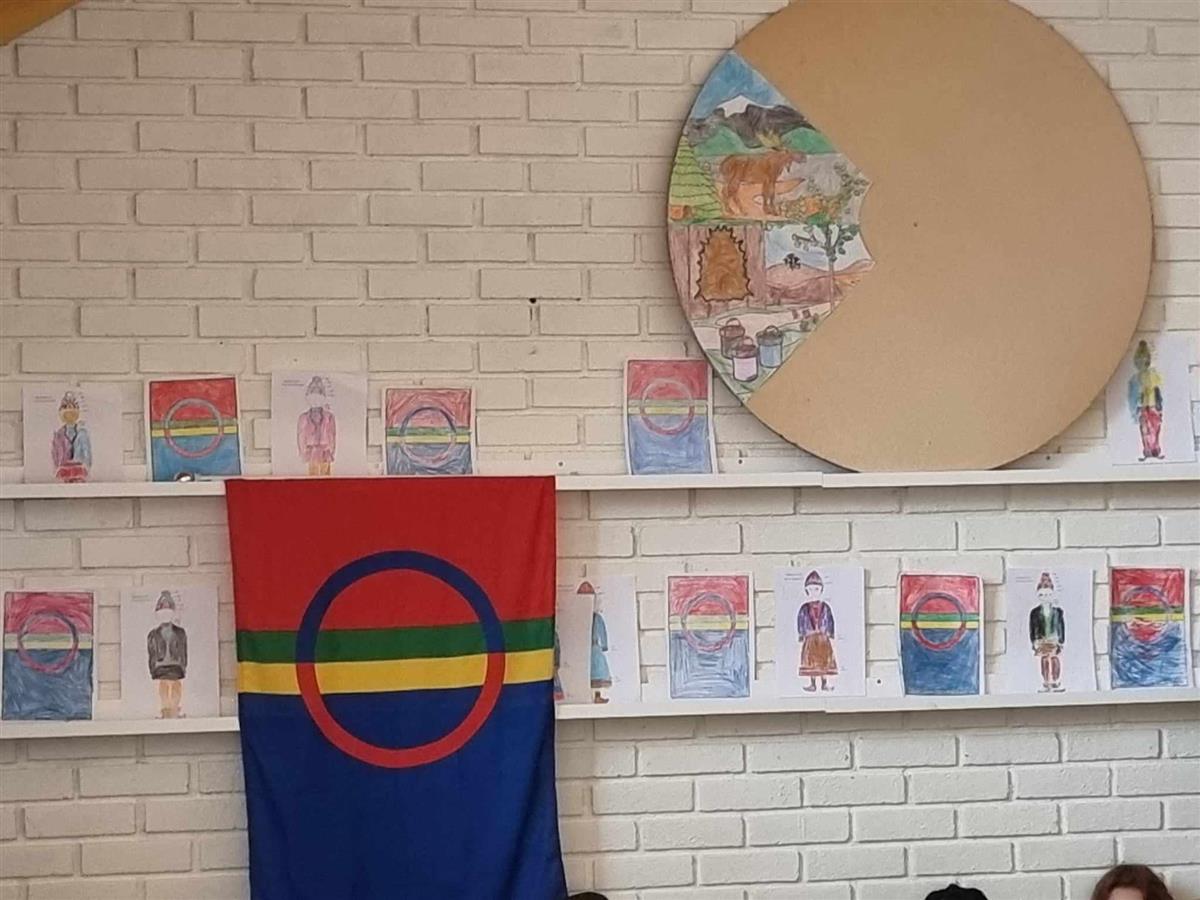 Tegninger av samisk flagg og samiske kofter. - Klikk for stort bilde