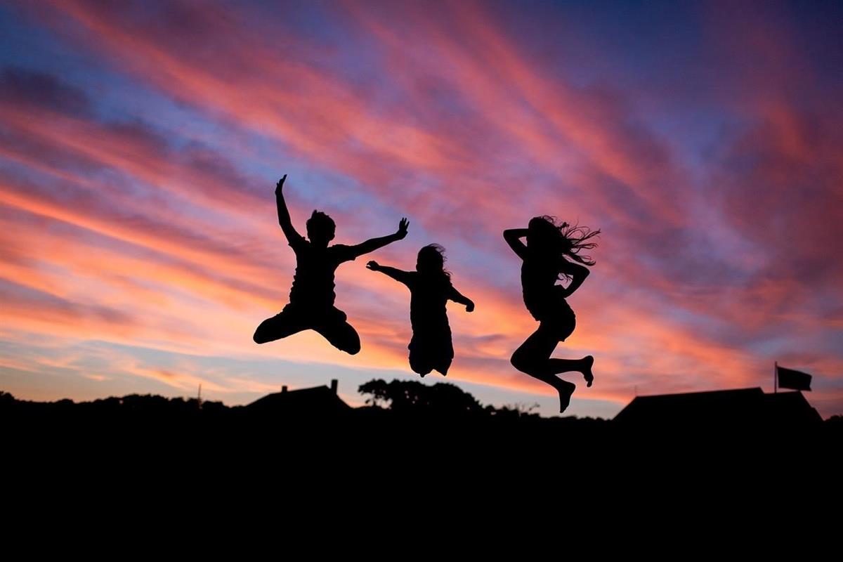 glade kvinner i solnedgnag - Klikk for stort bilde