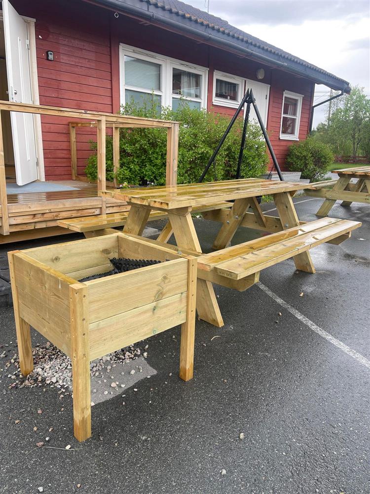 Plantekasse og utebord.jpg - Klikk for stort bilde